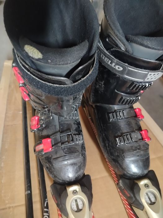 Zestaw dla młodego narciarza. Narty narty, buty, kijki.