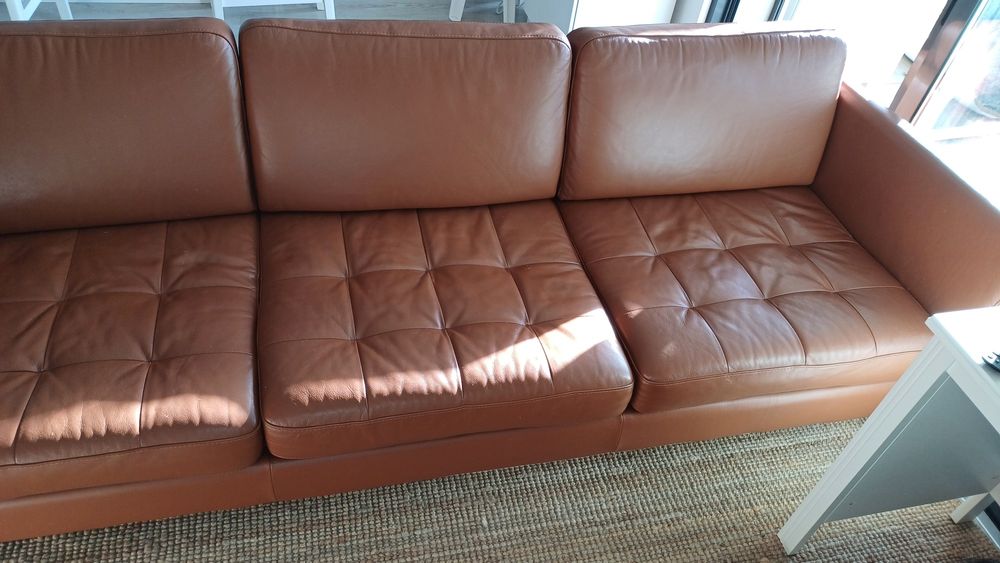 Sofá e otomana em pele Boconcept
