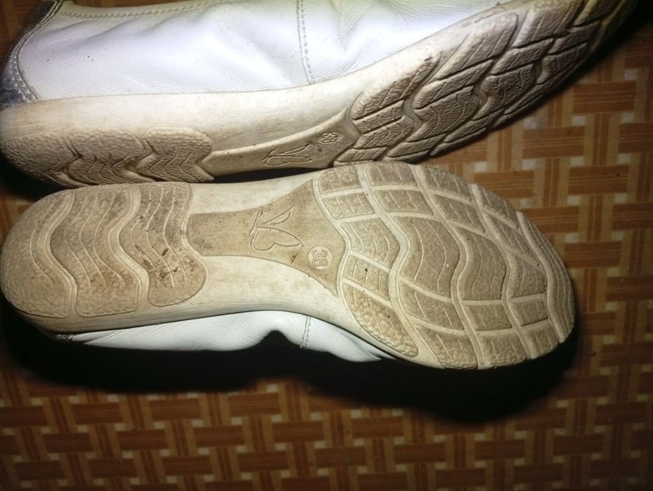 Білі туфлі-човники capriсе