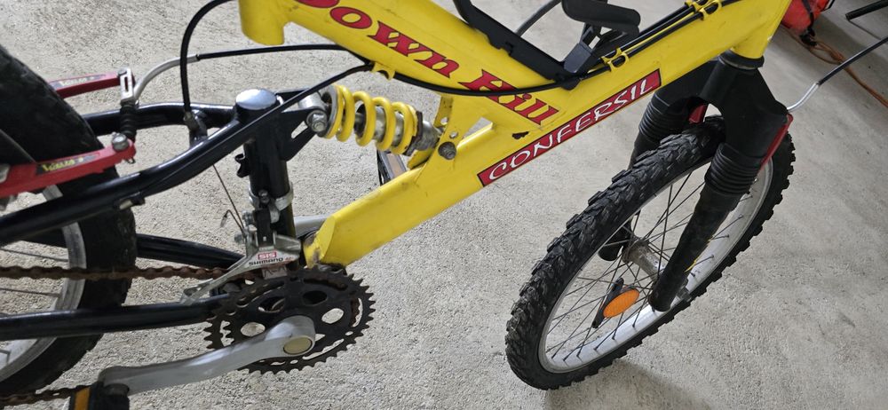 Bicicleta Confersil de montanha com suspensão .