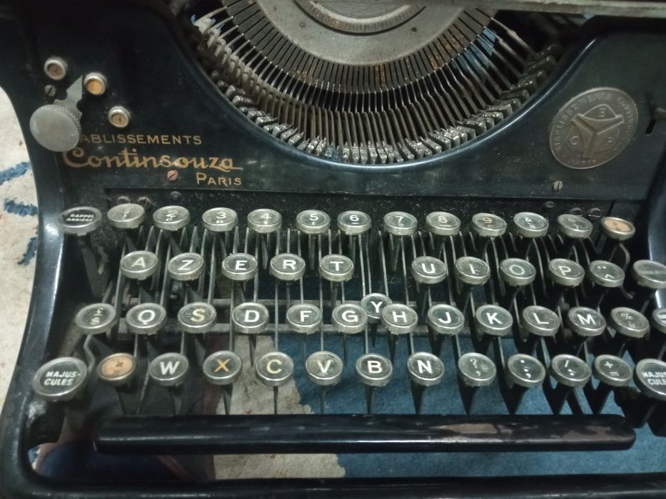 Antiga máquina de escrever. Completa e a funcionar.