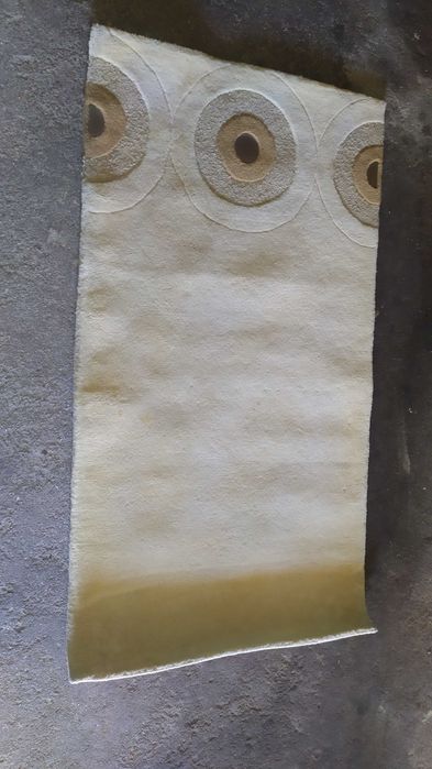 Carpete bege (0,80 metros de largura x 1,50 metros de comprimento)