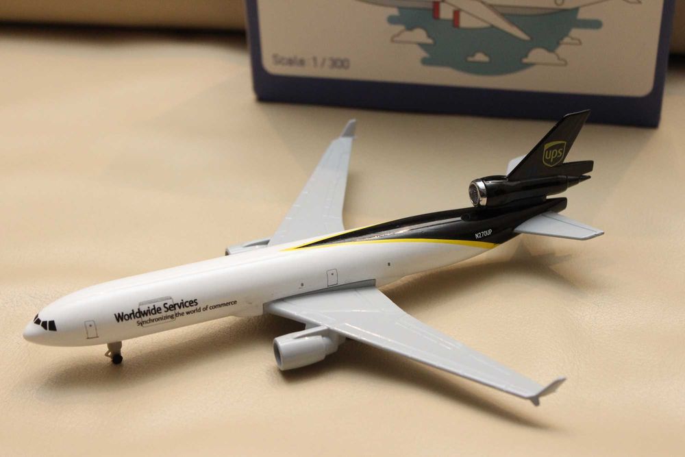 Model samolotu metalowy jak UPS kółka ok. 20 cm