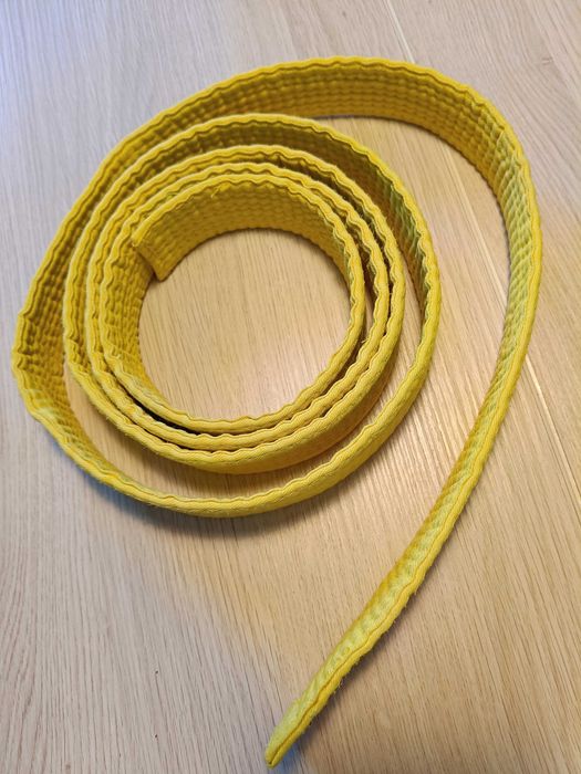 pas karate żółty