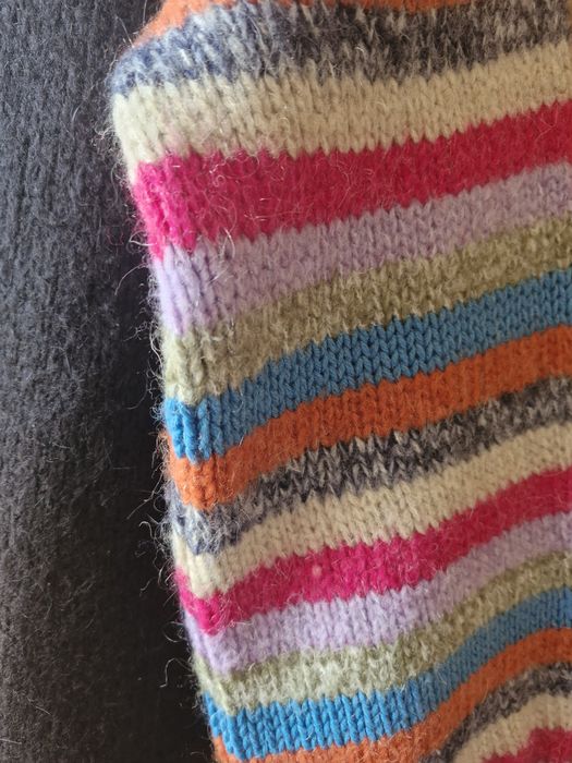 Sweter z wełny z kolorowymi rękawami