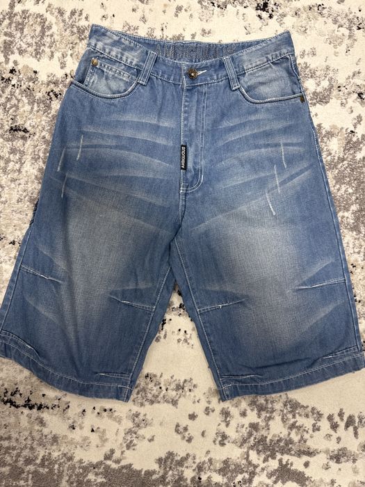 Джинсовые шорты.