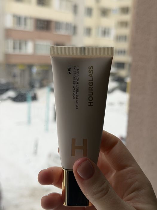 Hourglass Veil  Skin Tint 01