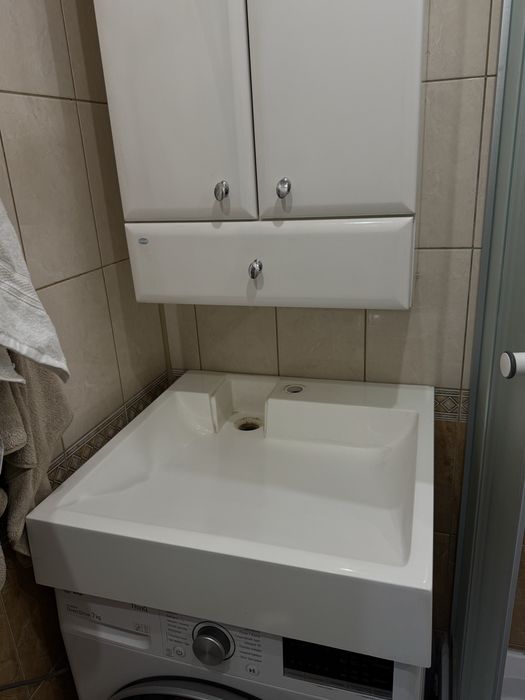 Підвісний умивальник у ванну кімнату