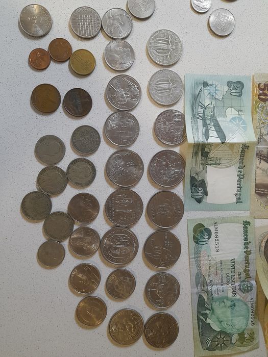 Moedas e notas antigas em escudos