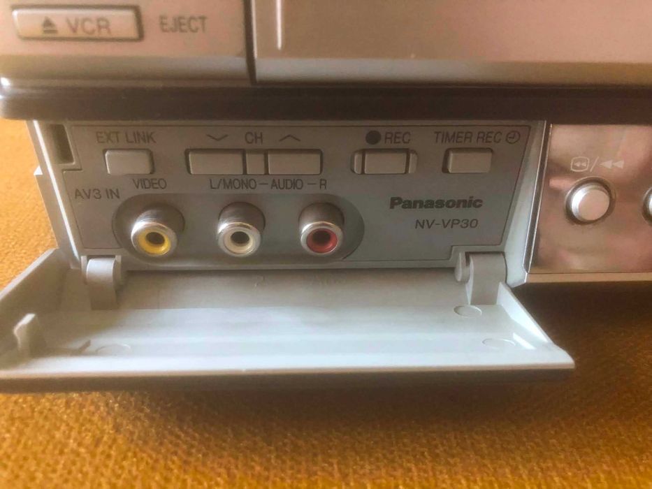 Magnetowid + odtwarzacz dvd 2w1 Panasonic NV-VP30
