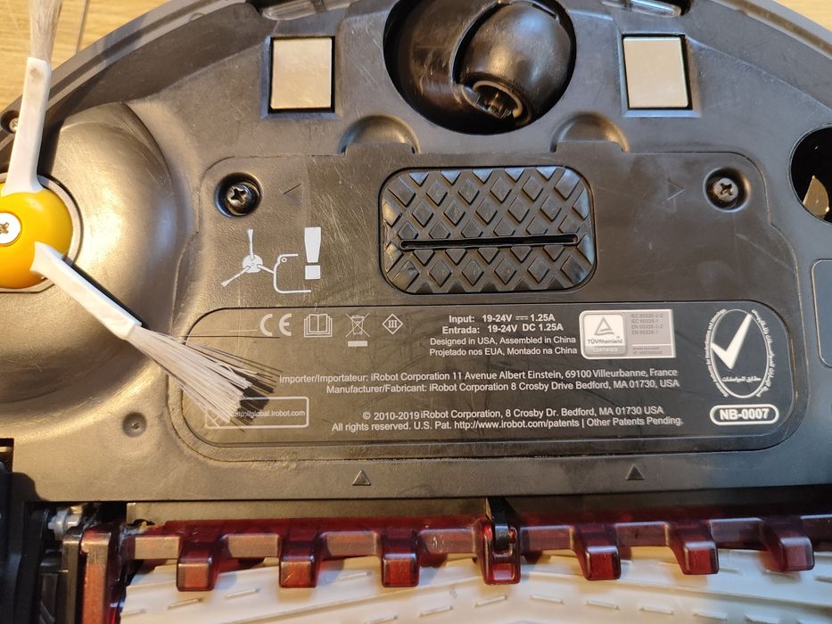 IRobot Roomba 976 robot sprzątający, boczne szczotki, filtry, ściana.