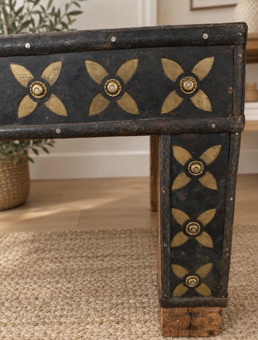 Mesa em madeira maciça com decoração artesanal em lata