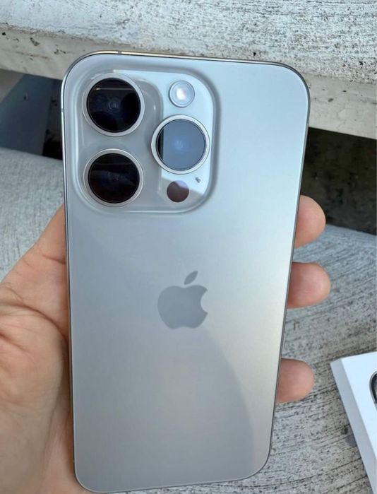 iPhone 15 Pro Max 256GB Titanium Natural – Como novo