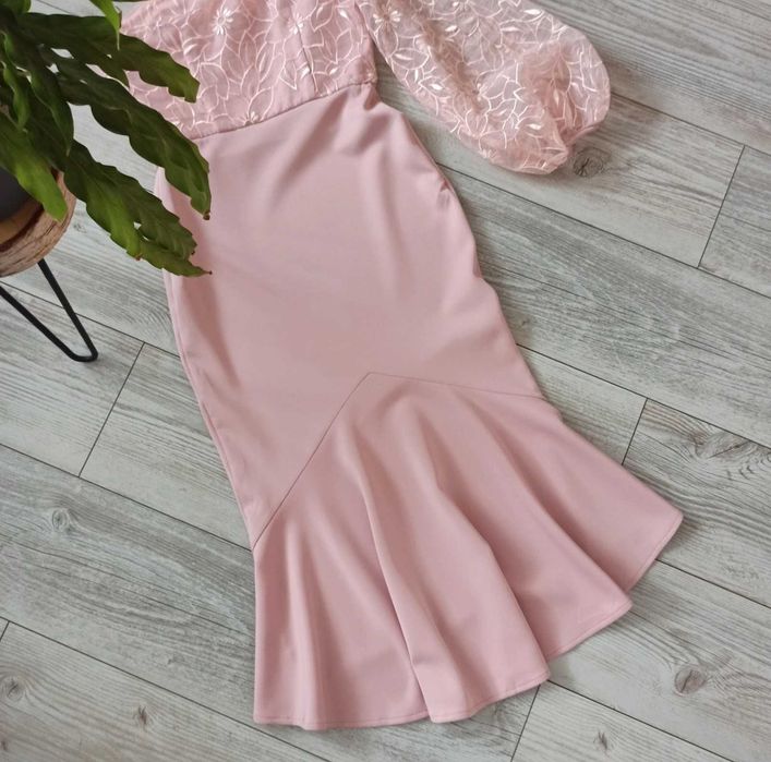 Chi Chi London pudrowo różowa sukienka midi z koronką elegancka