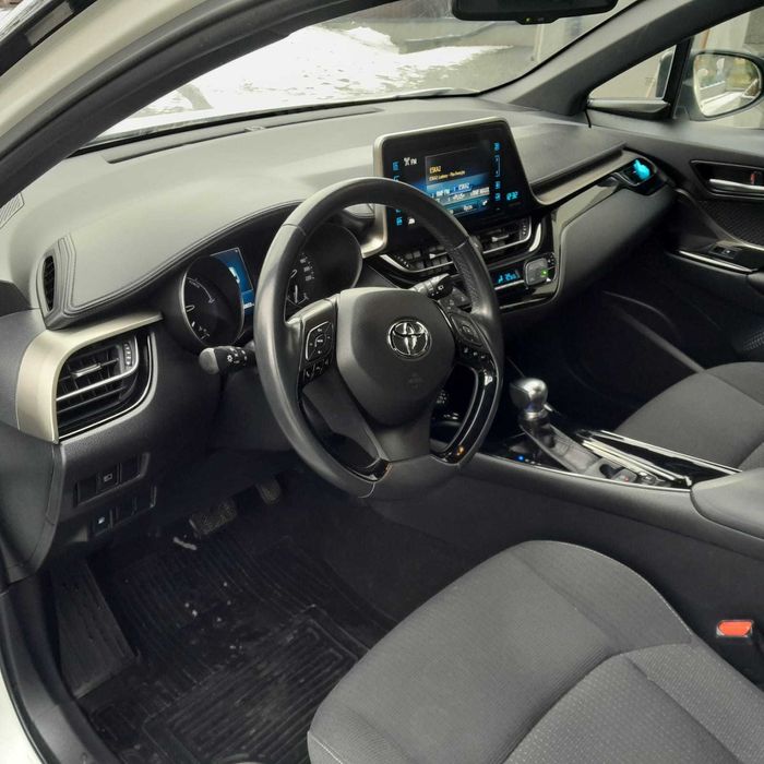 Toyota C-HR 2018 r. Hybryda niski przebieg