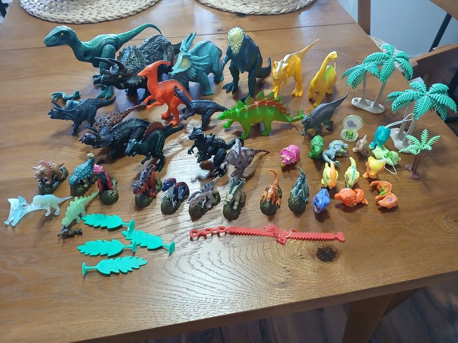 duży zestaw dinozaurów