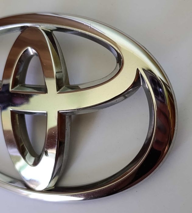 Emblemat Toyota Yaris II 05-11r znaczek