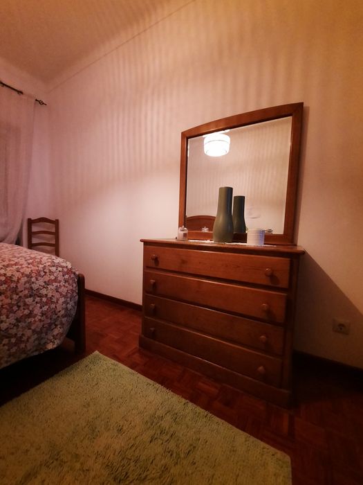 Mobilia de quarto em madeira
