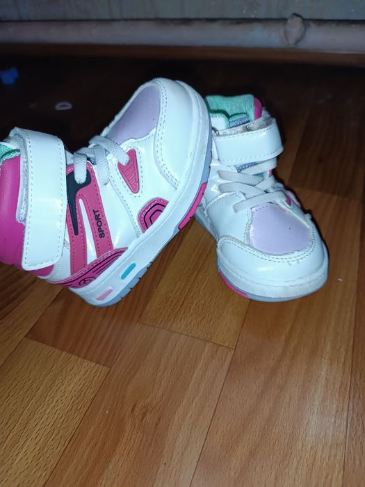 Взуття на дівчинку