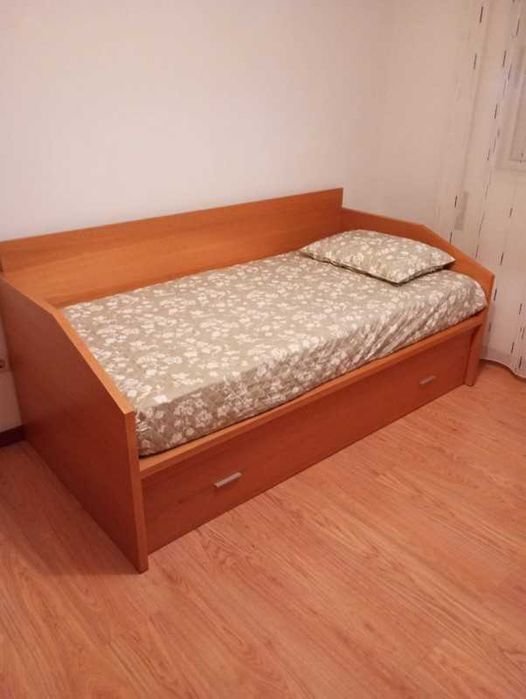 Cama dupla com colchões.