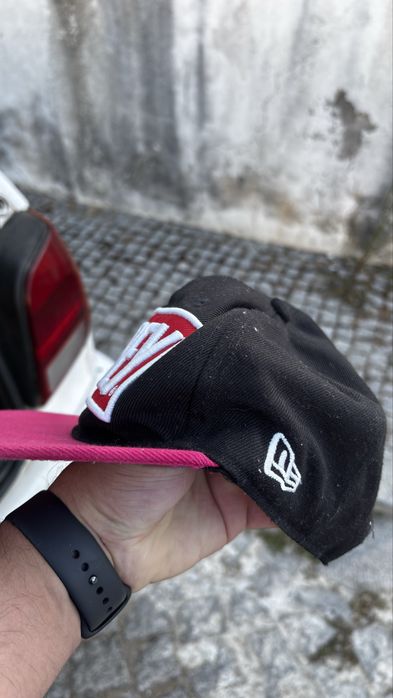 Chapeu OBEY preto e rosa