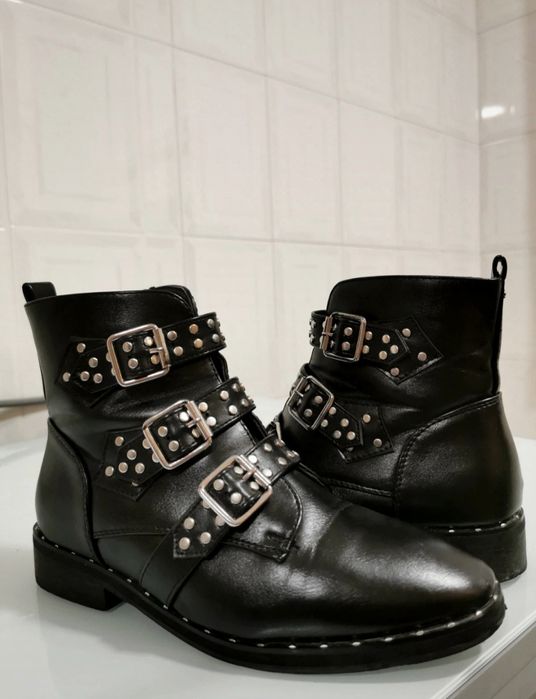 Botas pretas com tachas prateadas