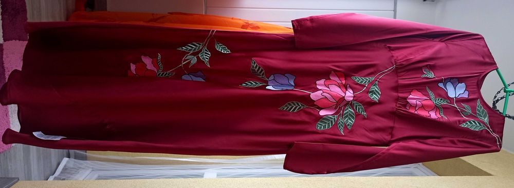 Elegancka satynowa burgundowa wyszywana sukienka w kwiaty ASOS