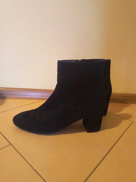 Czarne zamszowe botki