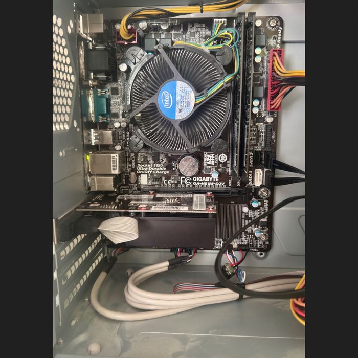 Komputer PC z Windows 11 Home