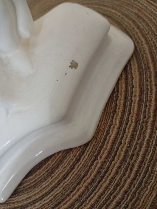 Zabytkowa doniczka w stylu barokowym