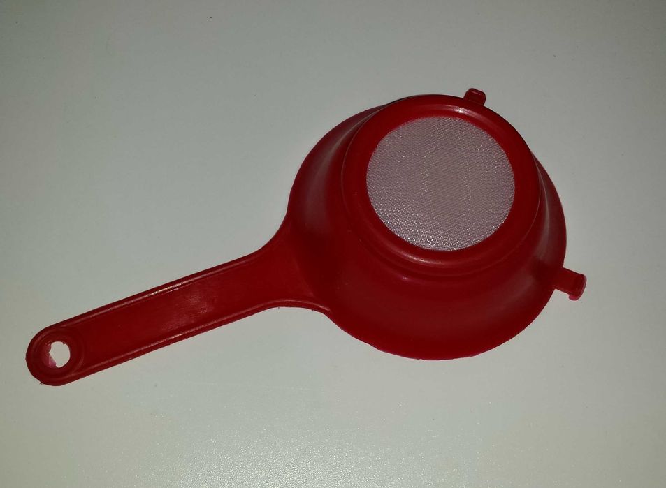 Посуда Кухонное пластиковое мелкое ситечко сито с ручкой ушками сетка