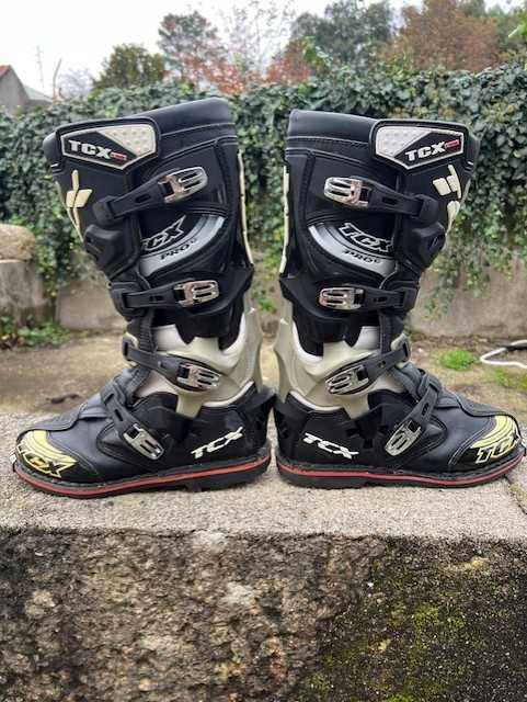 Botas TCX Pro mais equipamento Fox para enduro ou motocross.