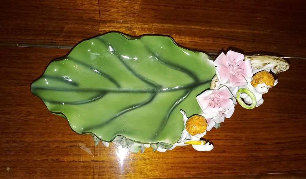 Фарфорова статуетка