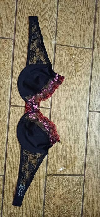 Czarny elegancki biustonosz KIK w r. 85 D