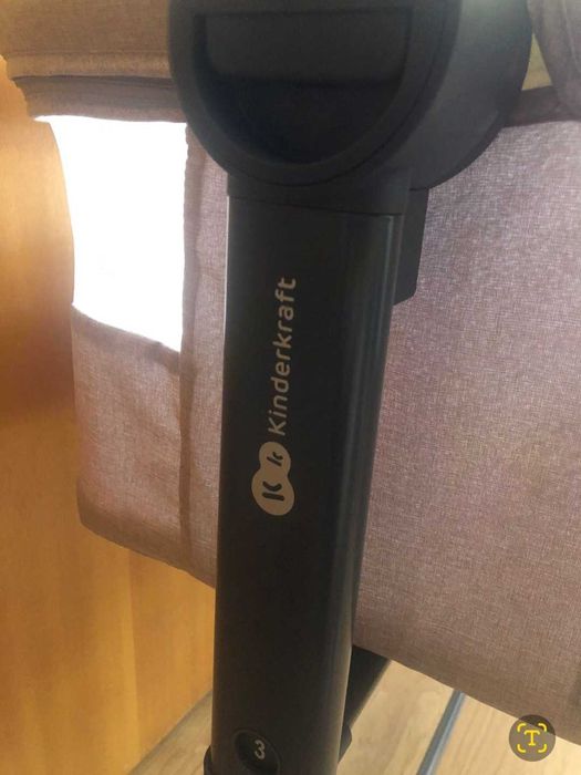 Cama de bebé nova branca e cinzenta