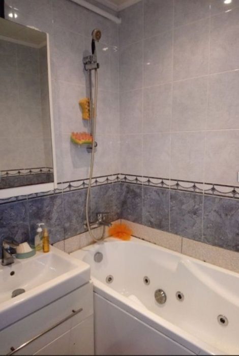 Продам двокімнатну квартиру в центрі Василькові