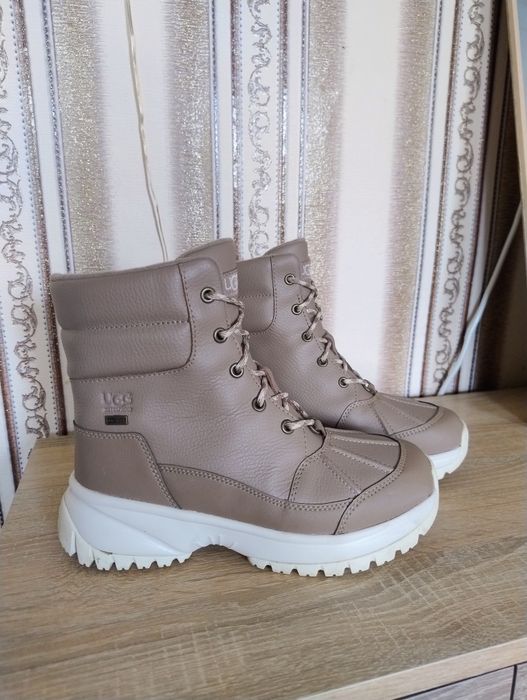 черевики моделі UGG Yose Boot
