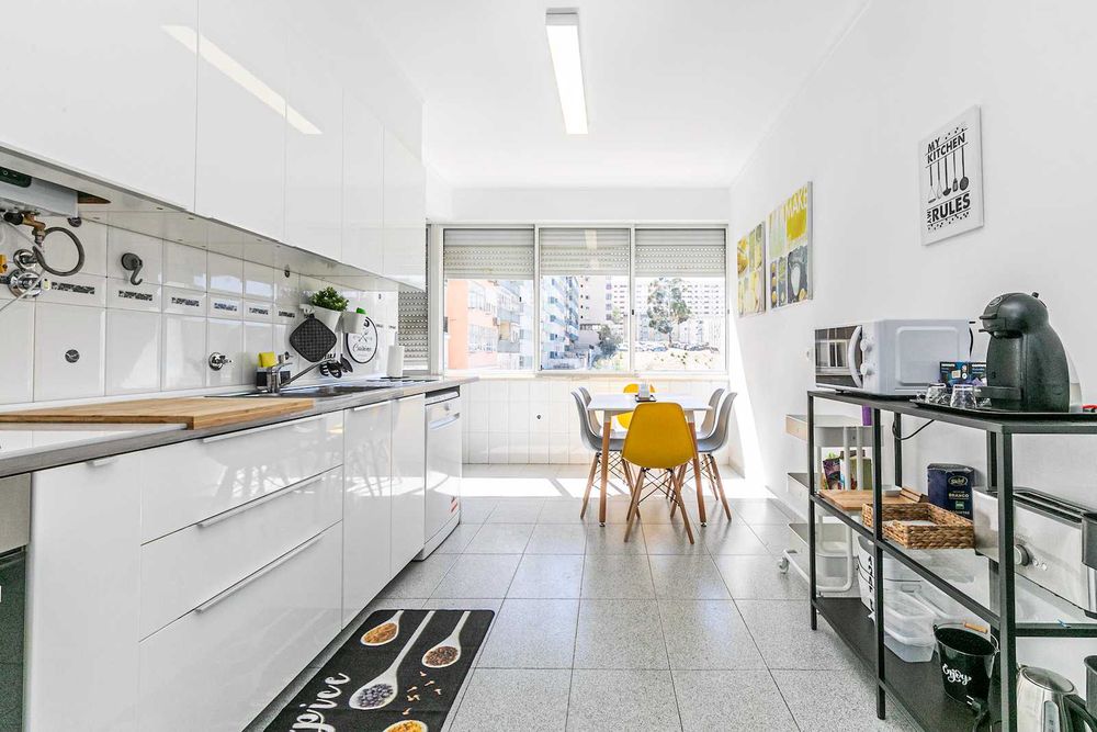 Quarto mobilado, em apartamento com 3 Casas de Banho, Cozinha, Lavandaria