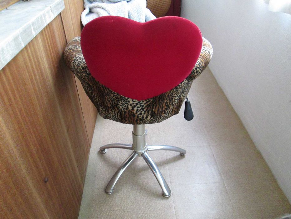 Cadeira em veludo vermelho e tigresa