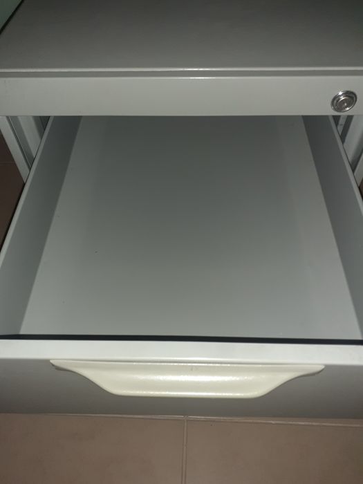 Nova BAIXA DE PREÇO! Secretária de metal com 2 gavetas