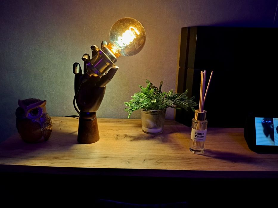 Mão articulada vintage com lampada luz ambiente.