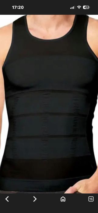 czarna, koszulka wyszczuplająca lub modelująca sylwetkę.