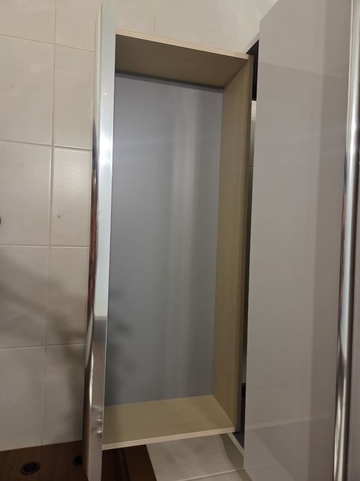 Szafka z umywalką i kranem (nieuzywana)