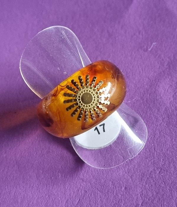 Anel em acrílico castanho com sol dourado, em aço. T17