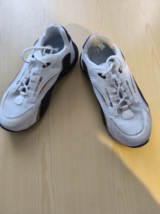 Męskie sneakersy biało - czarne ze złotymi wstawkami
