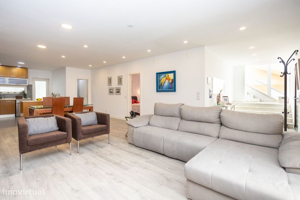 Moradia T5 com 223 m², Box e Sótão na Quinta da Peça, em Loures