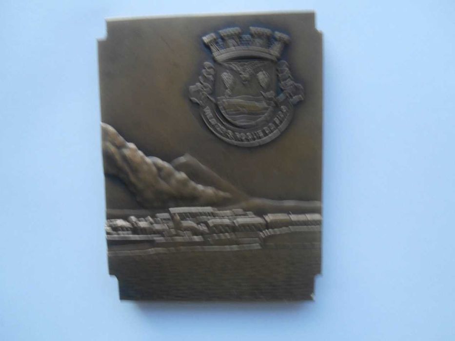 Várias medalhas de bombeiros