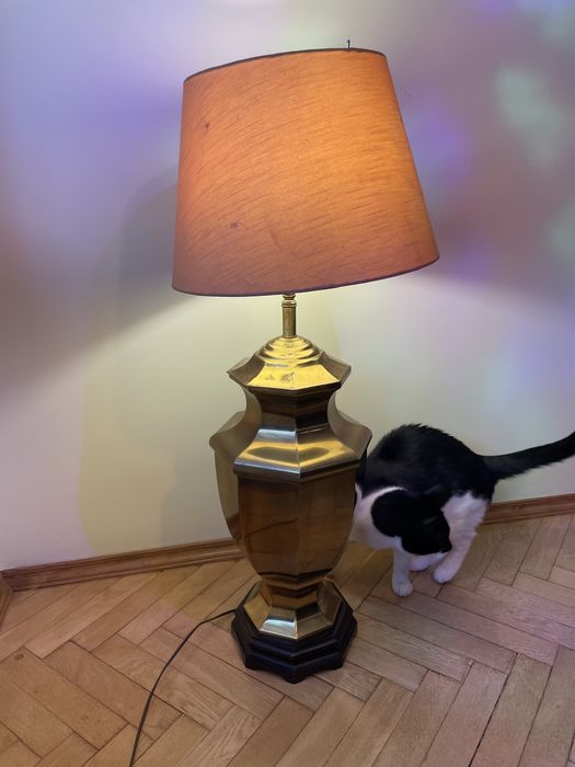 Lampa stojaca na metalowym korpusie