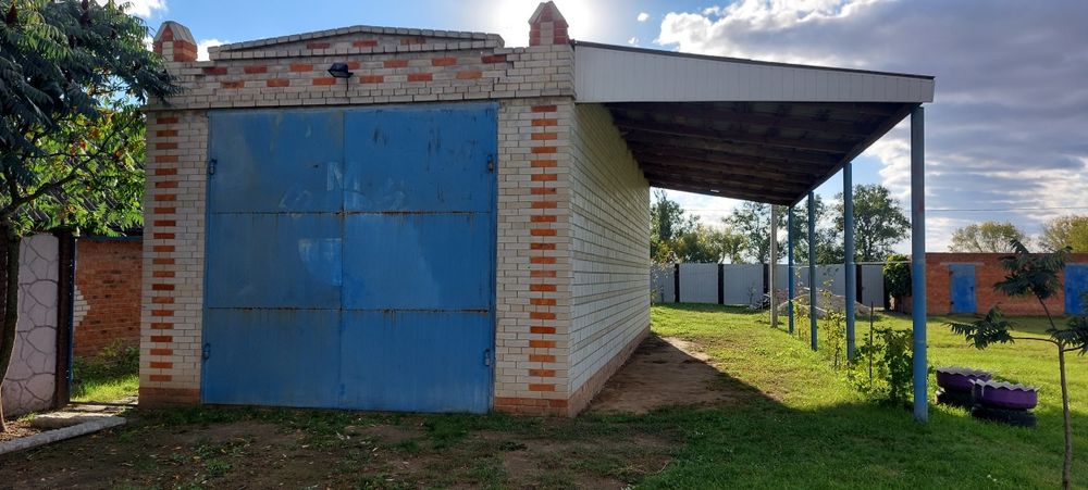 Продається житлове приміщення та гараж на два авто