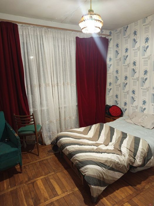 На підселення дівчат (р-н Молоді )